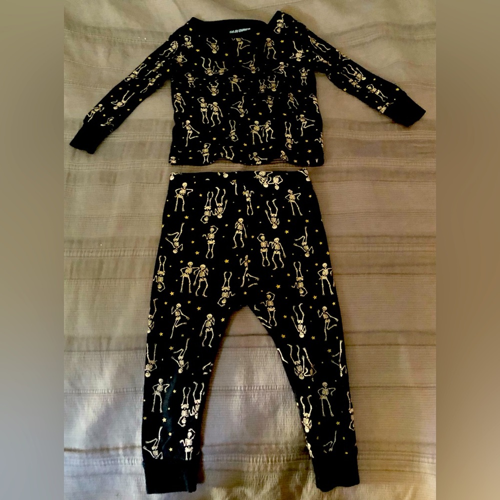 Old Navy child’s Top & Pants with Dancing Skeletons toddler size 18-24 Months NM